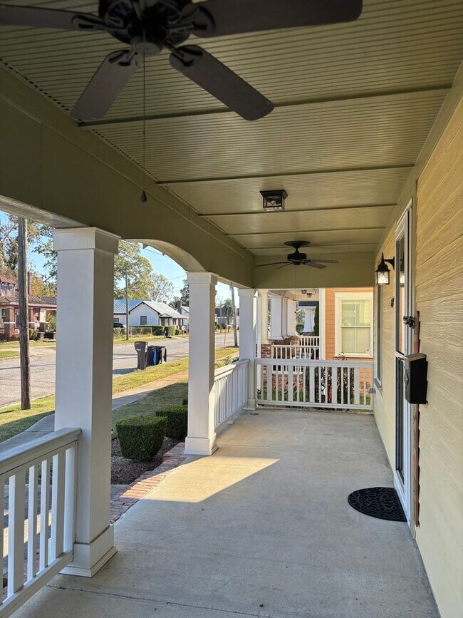 Building Photo - 3 bdrm 2.5 bath in downtown area