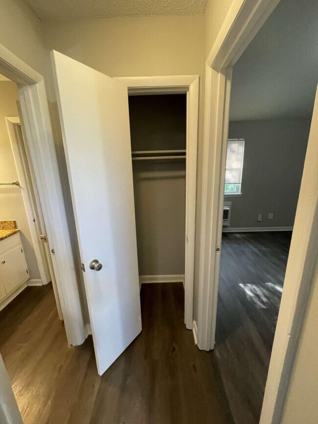 Building Photo - 1 Bedroom Apartment with a Bonus Loft