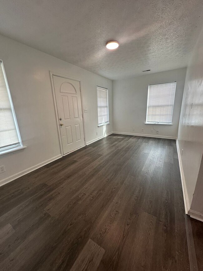 Building Photo - 5 Bed / 1.5 Bath