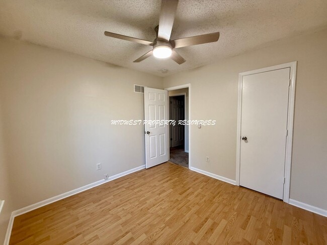 Building Photo - 719 S Park Dr