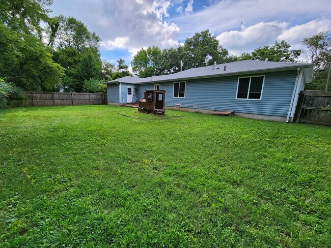 Building Photo - Spacious 3-Bedroom, 1-Bathroom Home AVAILABLE NOW!!