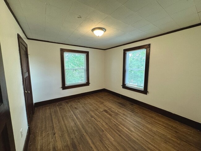 Building Photo - 5 Bedroom / 2 Bath House - Near SEMO's Cam...