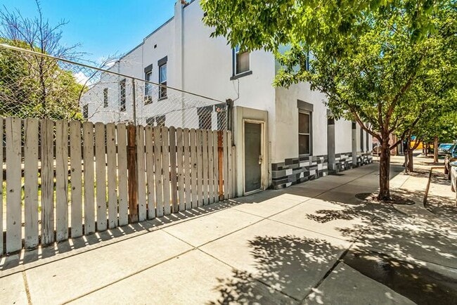 Building Photo - Urban Style Meets Everyday Comfort — Spaci...