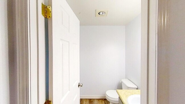 Building Photo - Open & spacious Beaverton duplex with fenc...