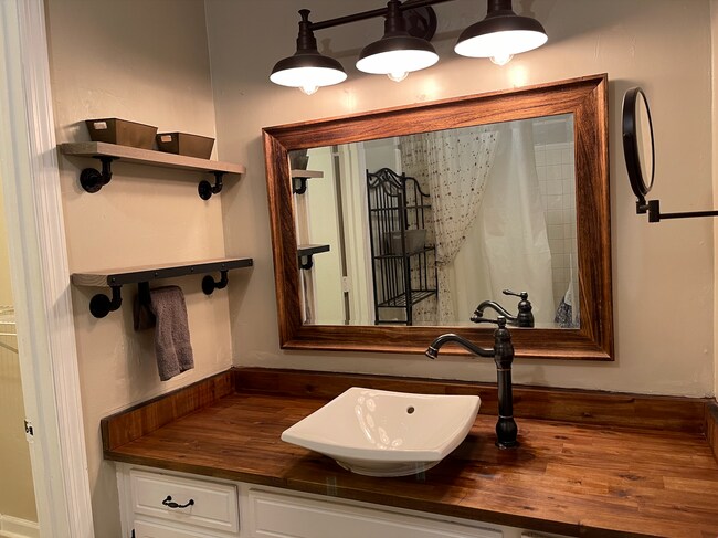 master vanity - 1104 Greentree Ct