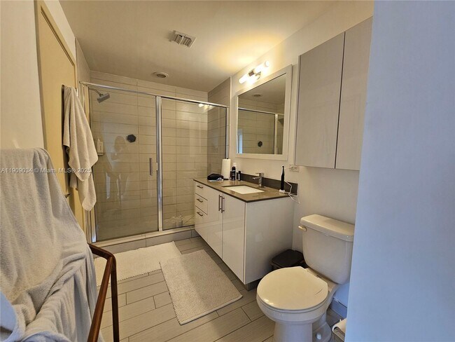 Building Photo - 999 SW 1st Ave