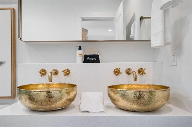 Building Photo - 724 Charles Allen Dr NE