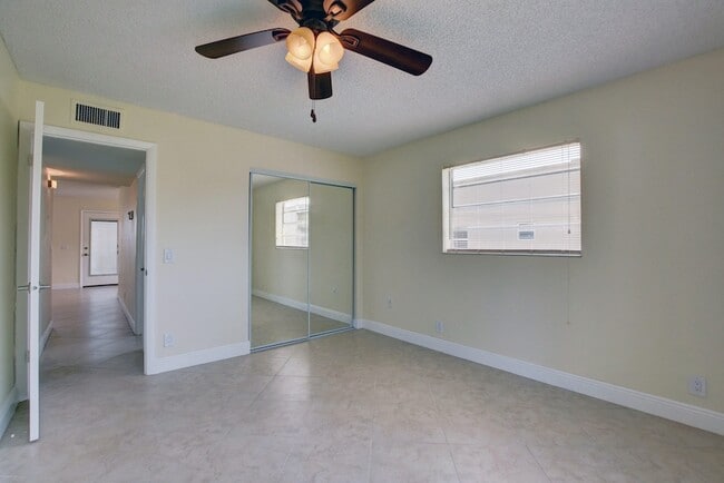 Building Photo - 127 Burgundy B