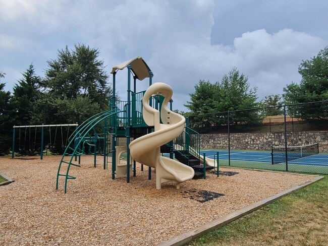 Building Photo - 4 BR Townhouse in Idlewild