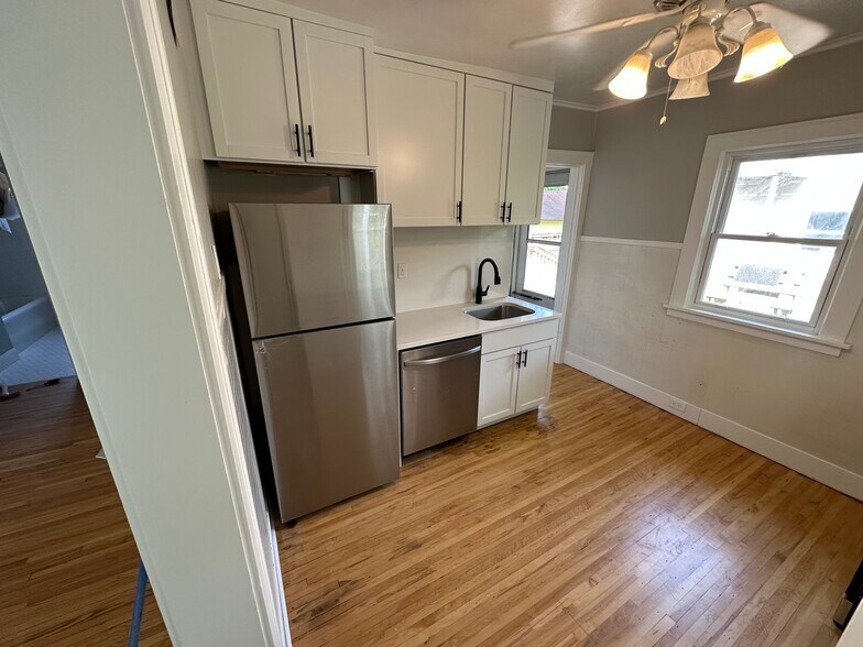 Building Photo - 2095 Wellesley Ave