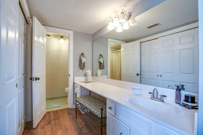 Building Photo - Townhome Close to MTSU