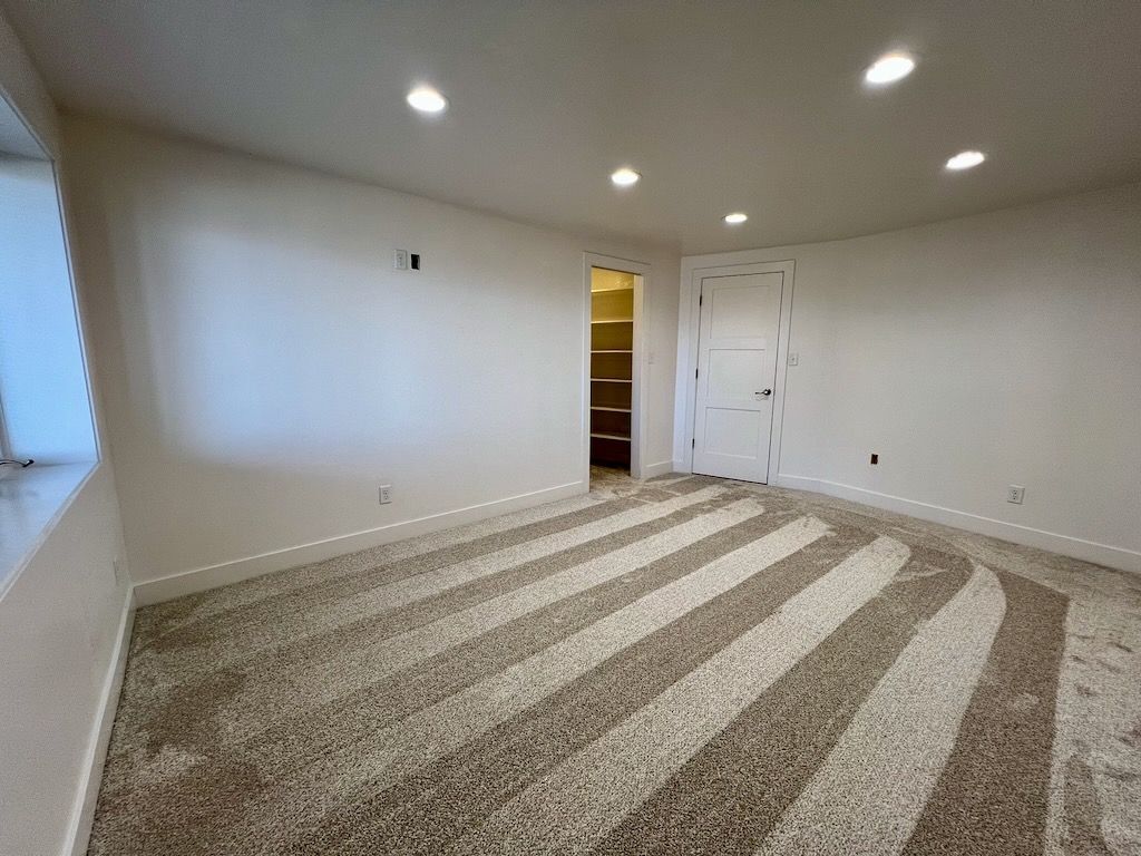 Building Photo - 425 Lakeview Way