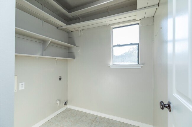 Building Photo - 13110 Mills River St