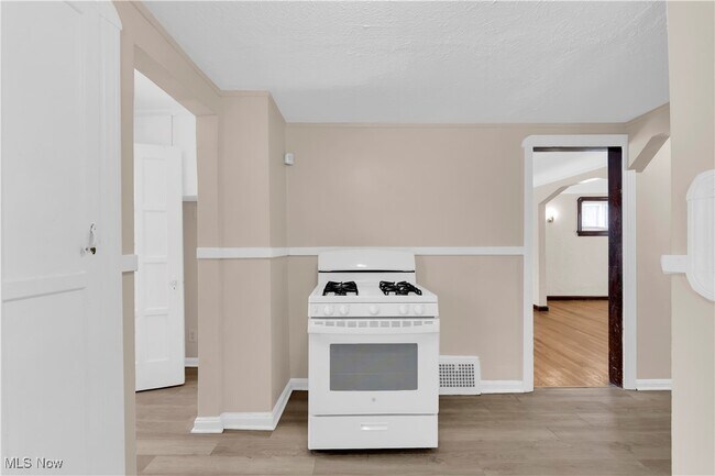 Building Photo - 15602 Walden Ave