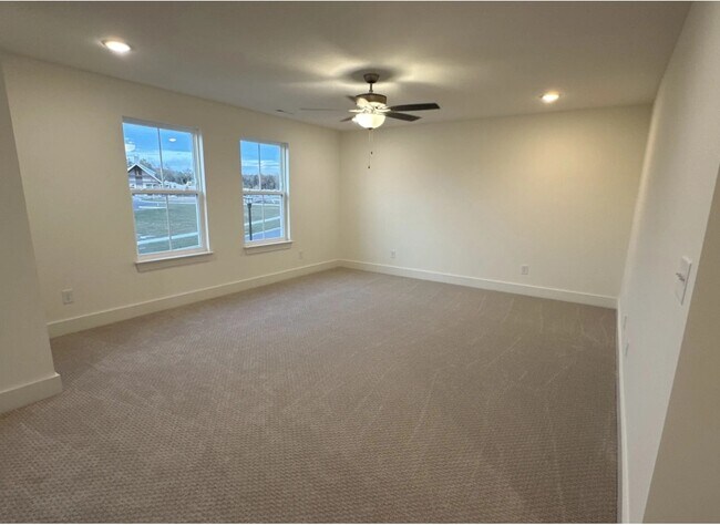 Building Photo - 5049 Greentree Dr