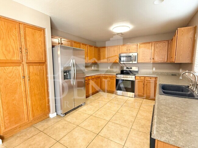 Building Photo - 11810 W Sunnyside Dr