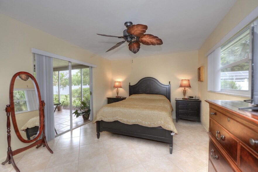 Master bedroom - 5652 Eichen Cir