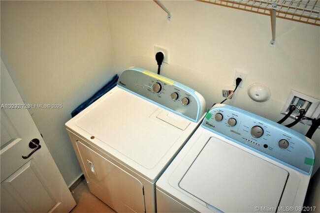 Building Photo - 6930 NW 106th Ave