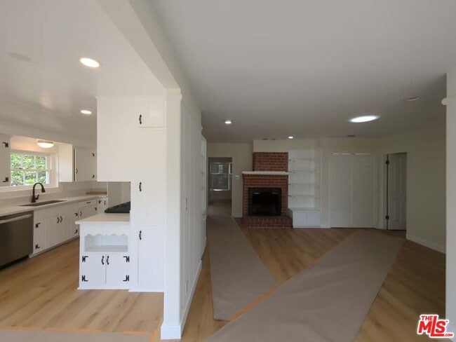 Building Photo - 4457 Simpson Ave