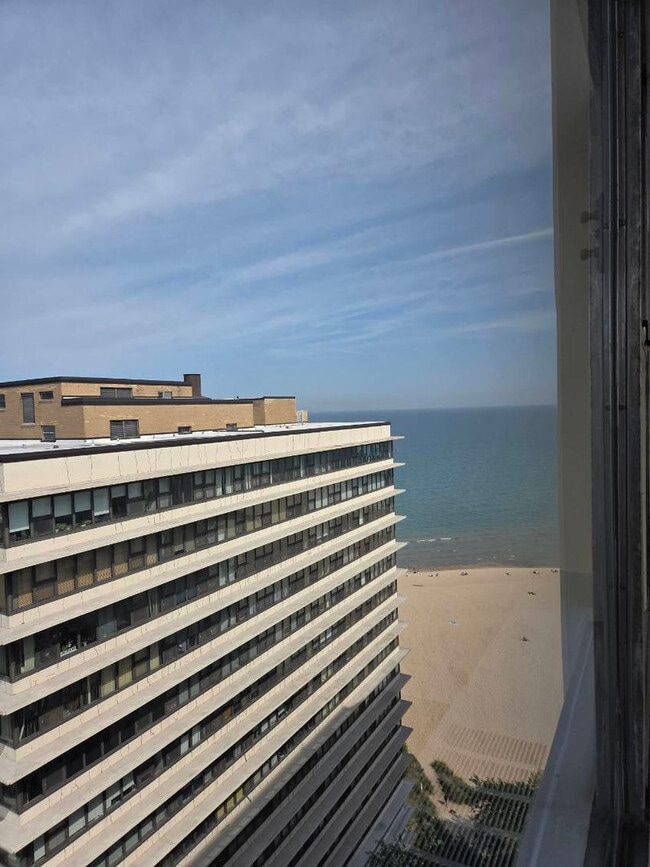 Building Photo - 5757 N Sheridan Rd