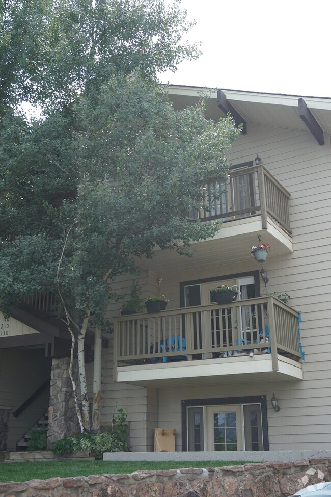 Building Photo - "Penthouse" condo in Evergreen!!