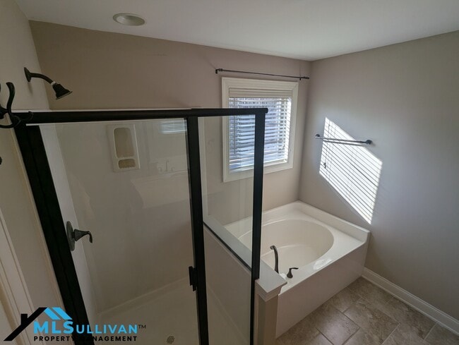 Building Photo - 833 Poplar St