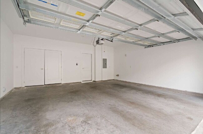 Building Photo - Luxury Townhome with Elevator and Rooftop Terrace