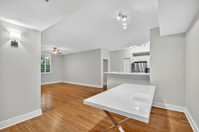 Building Photo - 780 S Sapodilla Ave