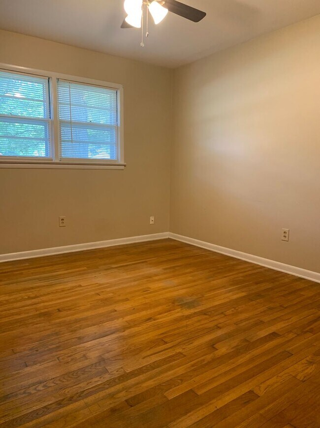 Building Photo - Your Next Home Awaits! 3 Bed/2 Bath Near J...