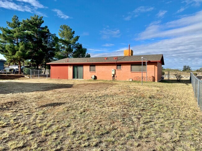 Building Photo - 925 N Evergreen Dr