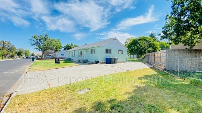 Building Photo - 502 Delafield Ave