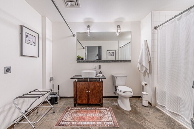 Building Photo - Modern Studio Loft in Downtown Dallas – Water & Internet Included in the Rent ($500 Off First Mon...