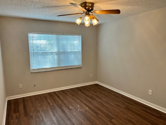 Building Photo - 2411 W Stroud Ave