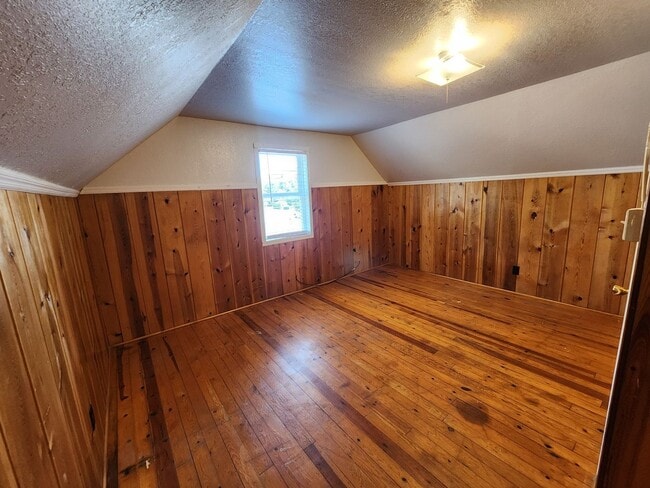 Building Photo - Charming Old-School 4-bedroom Home for Rent!