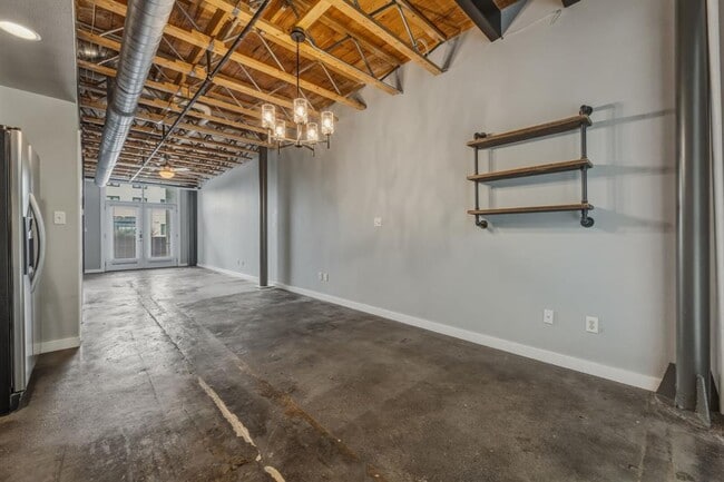 Building Photo - 1305 E 6th St