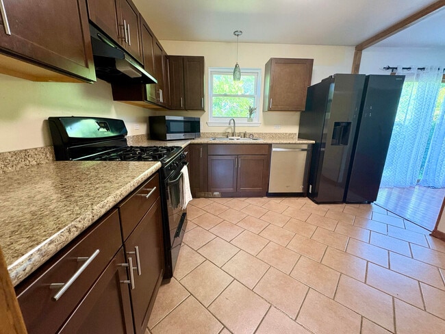 Building Photo - 313 Linden Dr