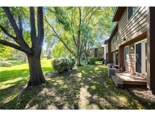 Building Photo - 2458 Crestwood Dr