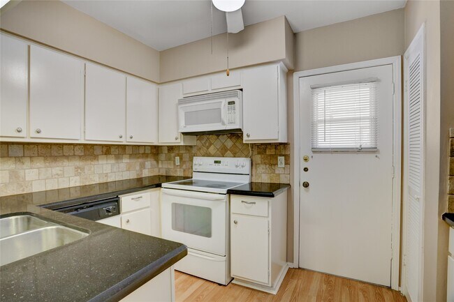 Building Photo - 1807 Stoney Brook Dr