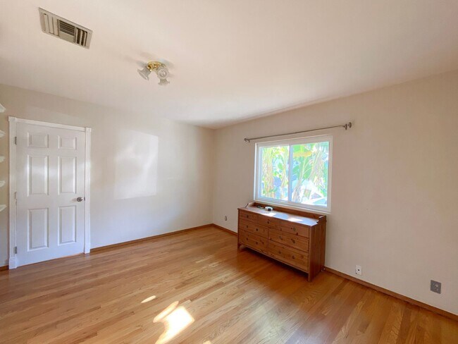 Building Photo - Spacious 3 Bed · 2 Bath Hillside Home — Mo...