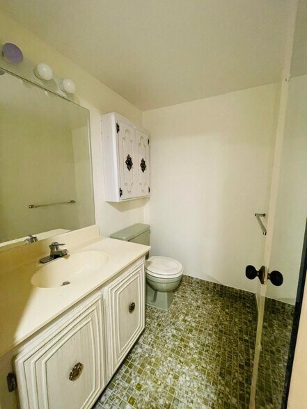 Building Photo - 725 Lori Dr