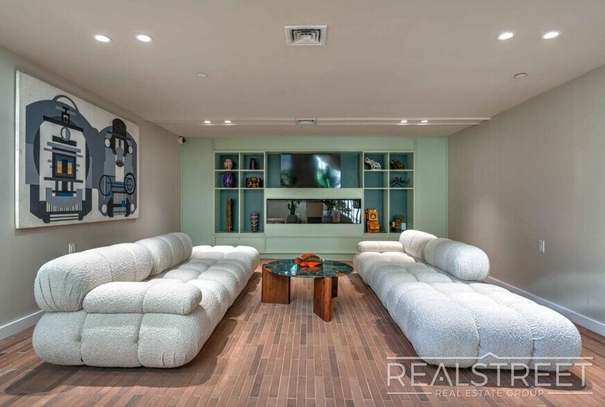 Building Photo - LUXURY 1 BED IN AMENITY PACKED BUILDING IN BUSHWICK
