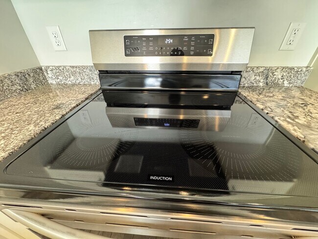 Building Photo - Pet Friendly!! Fresh and Clean!!  Ready to go!