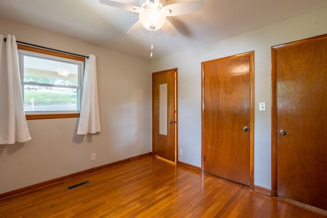 Building Photo - 2 bed and 1.5bath house with office space ...