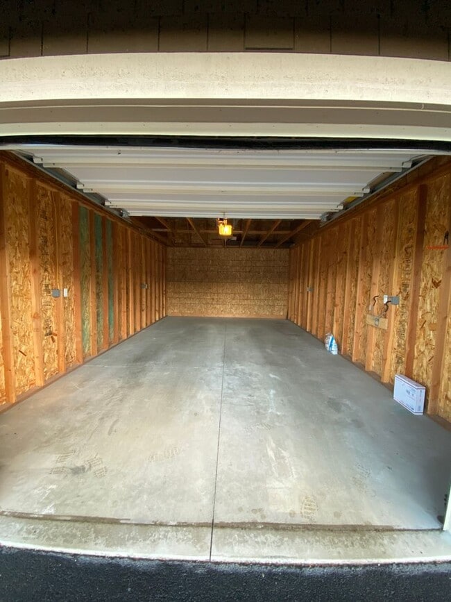 Building Photo - THE VINYARDS AT STONERIDGE (APP#42)