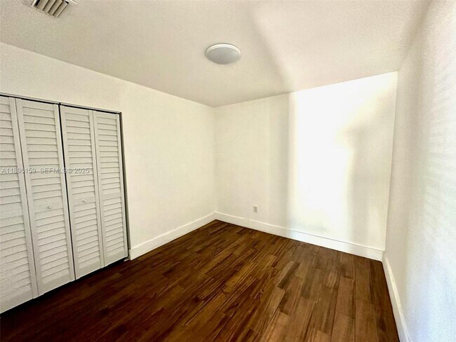 Building Photo - 2101 Bay Dr