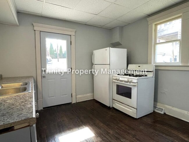 Building Photo - 103 Grove Ave