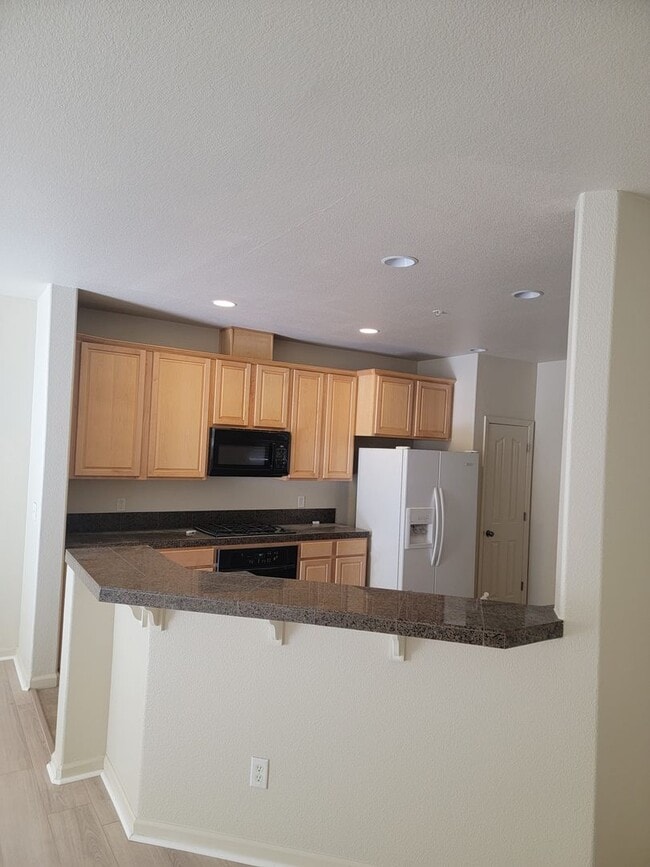 Building Photo - Adorable 3 bedroom 2.5 Bath Condo