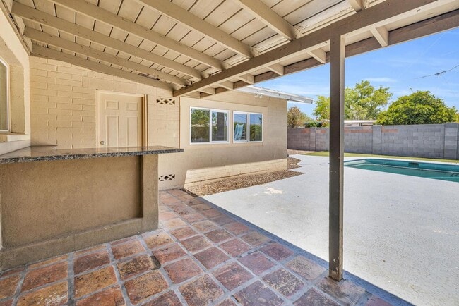 Building Photo - 6 Bedrooms, 3 Bath,  Pool CLOSE TO ASU (Rural & Broadway)