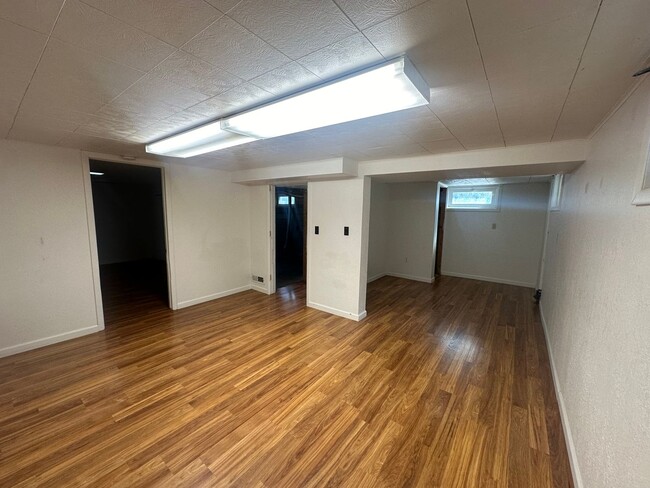 Building Photo - Two bedroom, One bathroom, Pet Friendly Ho...