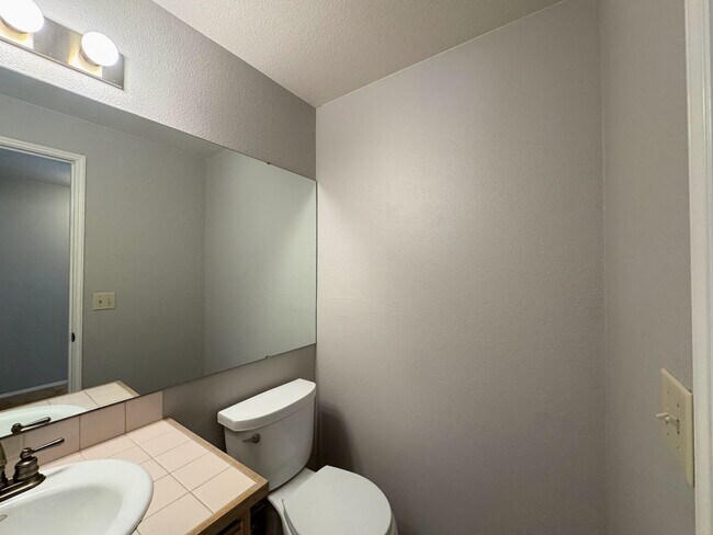 Building Photo - Charming 3-Bedroom Home in Desirable Gem H...